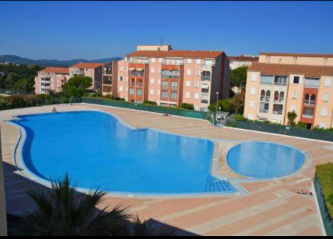 Appartement Studio Dans Residence, Piscine Lagon, Tennis Et Aire De Jeux Fréjus France